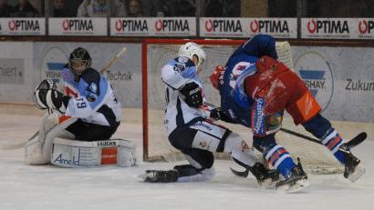 Bild: gb
Am Freitag gastieren die Blue Devils bei Schlusslicht EHC Waldkraiburg und am Sonntag um 18.30 Uhr steigt in der Hans-Schröpf-Arena das Derby gegen die Selber Wölfe. Das letzte Match in Selb (Szene mit Goalie Johannes Wiedemann, Matt Abercrombie und dem Selber Lanny Gare, von links) gewannen die Weidener Anfang Dezember mit 8:5.