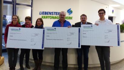 Bild: exb
Im Bild (von links): Dr. Margarete Pickert (ärztliche Leitung Palliativversorgung), Marion Forster (Geschäftsführung Liebensteiner Kartonagenwerk), Martina Weiss (Palliative Care Fachkraft), Herbert Putzer (1.Vorsitzender Kinderkrebshilfe), Bernhard Schön (Geschäftsführer Liebensteiner Kartonagenwerk), Dennis Peschel (Protokollführer Karolina e.V.)