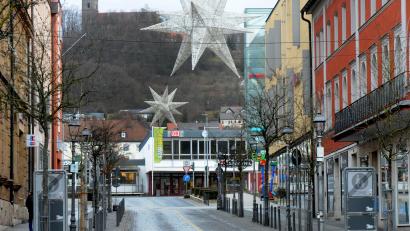 Bild: Stephan Huber
Die morgendliche Stille in der Amberger Bahnhofstraße trügt am Tag danach: Am Samstagabend sollen rund um das Areal des Bahnhofs und auch in der Innenstadt vier Jugendliche wahllos auf Passanten eingeschlagen haben.
