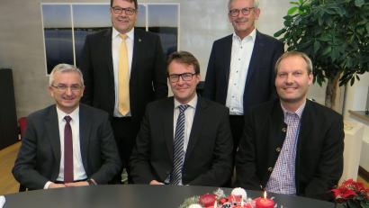 Bild: Hirsch
Die beiden Bürgermeister Thomas Falter und Harald Bemmerl (stehend von links) stellten den neuen Geschäftsstellenleiter der Verwaltungsgemeinschaft Wackersdorf, Daniel Fendl (sitzend links), und den neuen Hauptamtsleiter Reinhard Schuß (sitzend Mitte) vor. Rechts Personalrat Armin Kellermann.