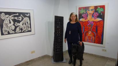 Bild: wsu
Marianne Schönsteiner-Mehr vom Kuntskabinett fühlt sich in ihrer aktuellen Ausstellung ein wenig wie im eigenen Wohnzimmer. Dazu passt auch ihr Hund.