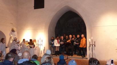 Bild: kod
Die Weihnachtsengel beobachten die Sänger aus Tirschenreuth in der Museumskirche Peter und Paul.