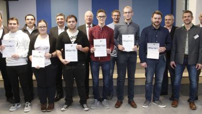 Bild: Hirsch
Die Vertreter aus Schule, Politik und Handwerk ehrten die besten Absolventen. Von links (mit Urkunde): Fabian Rockinger, Michaela Böhm, Sebastian Kölbl, Stefan Becher-Köppl, Christian Schrott und Maximilian Kehrer.