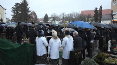 Bild: bö
Emotional ist der Abschied von Sepp Lobenhofer, dem langjährigen Leiter der Blaskapelle St. Ägidius: Etwa 1000 Menschen, darunter mehr als 100 Musiker, geben ihm in Schwarzenfeld das letzte Geleit.
