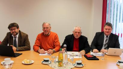 Bild: stg
Die Verantwortlichen der Neue Energien West eG - v.l. Wolfgang Haberberger, Helmuth Wächter, Udo Greim und Bernhard Schmidt - wehren sich gegen die Attacken der Windkaft-Gegner, die sich in einer Bürgerinitiative zusammengeschlossen haben.