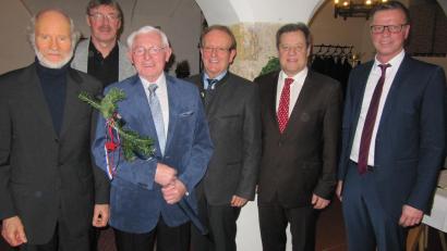 Bild: fg
Dem fleißigsten Sitzungszuhörer Erwin Hausmann (Dritter von links) gratulieren (von links): stellvertretender Fraktionssprecher Günther Amann (SPD), Fraktionssprecher Günther Schuster (FW), Hans-Jürgen Schönberger (CSU), Dritter Bürgermeister Peter Leitsoni und Bürgermeister Hermann Falk