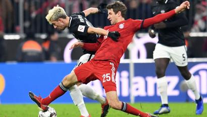 Bild: agentur_dpa
Kampf war Trumpf in der Allianz-Arena am Mittwochabend. Thomas Müller (rotes Trikot) und seine Bayern rangen RB Leipzig um Kevin Kampl nach intensiven 90 Minuten nieder.