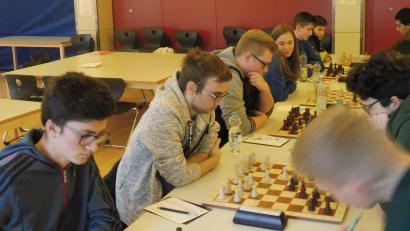 Bild: sts
Die erste Jugendmannschaft des Schachklubs Schwandorf in der Bayernliga noch hoffnungsvoll im Duell gegen München Südost.