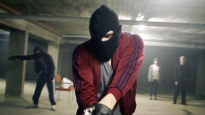 Bild: Senator Film/dpa
Wie im Film (hier eine Szene aus "Victoria): Für eine Brautentführung zogen sich Freunde des Bräutigams Sturmhauben über. Im "Einsatz" waren auch Spielzeugpistolen.