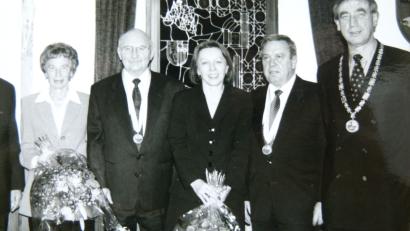 Bild: rn
Vor 20 Jahren ehrte die Stadt Eschenbach Martin Neukam (Zweiter von rechts) der Bürgermedaille.