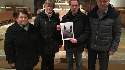 Bild: ibj
Über den erfolgreichen Losverkauf freuten sich (von links) Marianne Lindner, Brigitta Heidlinger, Pfarrer Christian Schulz und stellvertretender Fördervereinsvorsitzender Josef Rauch.