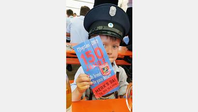 Bild: lst
Selbst die jüngsten Feuerwehrler, wie hier Bastian Fritsch, freuen sich auf das 150-jährige Jubiläum der Feuerwehr Wildenau zu Pfingsten, für das bereits der Kartenvorverkauf läuft.