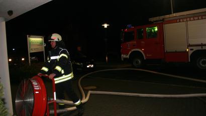 Bild: wro
Die Feuerwehr Fuchsmühl belüftet das Senioren-Servicehaus.