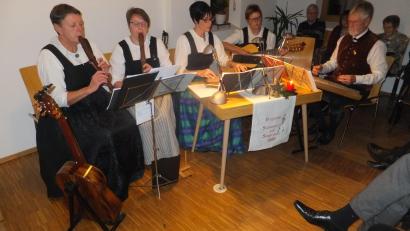 Bild: ibj
Die Birgländer Stubenmusik und ihre Sängerinnen bereichern die besinnliche Stunde der evangelischen Kirchengemeinde.