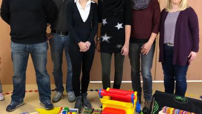 Bild: no
Elternbeirat und Förderverein leeren in der Kita St. Vitus einen Sack voll Spielsachen aus. Von links bei der Übergabe Benjamin Günsche, Andreas Fuchs, Sabrina Stippe, Sabrina Bauer, Regine Pesold und Petra Luber.