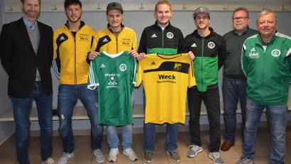 Bild: jr
Die zweite Fußballmannschaft des SV Mitterteich und die erste Mannschaft des SV Steinmühle bilden zur neuen Saison 2019/2020 eine Spielgemeinschaft. Das gemeinsame Konzept stellen (von links) Stephan Andörfer, Daniel Wührl, Michael Mark (alle SV Steinmühle), sowie Florian Greim, Markus Broschik, Gerhard Greim und Roland Eckert (alle SV Mitterteich) vor.