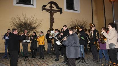 Bild: frd
Mit weihnachtlichen Liedern wie „Süßer die Glocken nie klingen", "Kommet ihr Hirten“ oder „Kommt, lasst ihn uns anbeten“ lud die Stadtkapelle Oberviechtach zur Christmette ein.