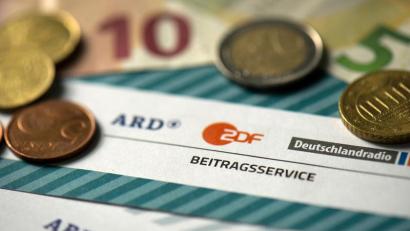 Bild: Arno Burgi/dpa
Symbolbild: Rundfunkbeitrag von ARD, ZDF und Deutschlandradio.