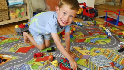 Bild: san
Eine Kleinstadt auf dem Spieleteppich im Wohnzimmer: Basti ist überglücklich, dass er wieder daheim ist.