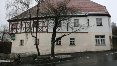 Bild: wro
Mit einem Kostenaufwand von rund 1,4 Millionen Euro soll der Gasthof „Zum roten Ochsen“ saniert werden. Der Markt Falkenberg beteiligt sich daran mit 100.000 Euro.