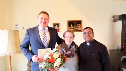 Bild: Stefanie Gradl
Bürgermeister Hans-Martin Schertl und Pfarrvuikar Madanu gratulieren der Jubilarin Marianne Hermann