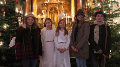 Bild: muk
Die fünf Darsteller des diesjährigen Krippenspiels „Der stumme Hirte“ lieferten eine beeindruckende Vorstellung ab.