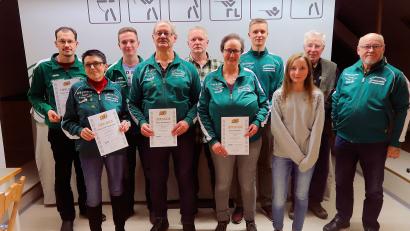 Bild: bsc
Die Vereinsmeister 2019 des Schützenvereins Frauenreuth: Sportleiter Daniel Kaßeckert (links) gratuliert den Siegern der einzelnen Wettbewerbsklassen.