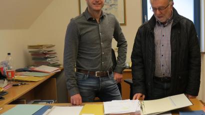 Bild: kö
Der Schreibtisch ist zwar noch nicht geräumt, aber die Tage von André Schille (links) als Geschäftsstellenleiter der VG Neunburg sind gezählt. Am 1. April 2019 tritt der 42-Jährige eine neue Stelle als Personalamtsleiter bei der Stadt Cham an. Sehr zum Bedauern des Gemeinschaftsvorsitzenden Hans Graßl (rechts) und seiner Bürgermeisterkollegen.