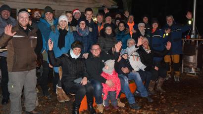Bild: jr
Gute Laune herrschte am Freitagabend bei der Feuerwehr-Blockhütte im Großbüchlberger Forst. Mit dabei waren Feuerwehr-Ehrenvorsitzender Otto Weiß und Forstbetriebsleiter Gerhard Schneider (Mitte), jeweils mit ihren Frauen. Kommandant Franz Bauernfeind (links) und sein Team sorgten für das leibliche Wohl in der Winternacht. Jedes Jahr zwischen den Feiertagen zum Jahreswechsel ist die Blockhütte beliebtes Ziel auf das Jahr zurückzuschauen.