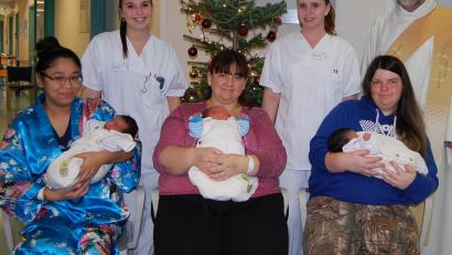 Bild: Verena Uschold, Klinikum St. Marien
Gleich drei Christkinder erblicken an Heiligabend in Amberg das Licht der Welt. Von links: Courtney Renee Dickerson mit Elaina, Regina Jobst mit Lorenz und Audrey May Cervantes mit Joseph Albert. Mit ihnen freuten sich Janet Hofmann, Jennifer Dorn (Station B2) und Klinikseelsorger Peter Bublitz (hintere Reihe, von rechts).