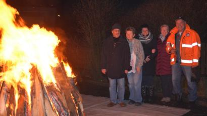 Bild: ak
Herbert Brilla (rechts) und Karin Brilla (Zweite von links) feiern die Winterwende.
