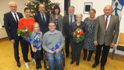 Bild: ibj
Den erfolgreichen Sportlern (vorne), Heimatpfleger Ludwig Graf (vierter von rechts) und Kirchenpfleger Konrad Huber (sechster von rechts) gratulierten und dankten Bürgermeister Bernhard Lindner (links), 3. Bürgermeisterin Evi Höllerer (vierte von links) sowie 2. Bürgermeister und HKA-Vorsitzender Georg Götz und AOVE-Geschäftsführerin Waltraud Lobenhofer (von rechts).