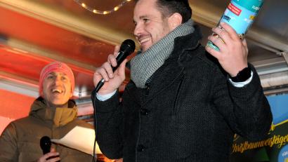 Bild: Stephan Huber
Andreas Diehl (vorne) und Fabian Wendl bringen bei der ersten Christbaumversteigerung so einiges unter den Hammer - alles für den guten Zweck.