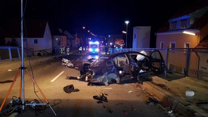 Bild: doz
Nach einem Horrorcrash am 23 April auf der Adenauerbrücke in Schwandorf stirbt der Fahrer im Klinikum.