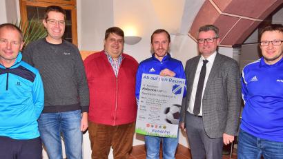 Bild: no
Bei der Präsentation des Plakates: (von links) Harald Janker (Hallenmasters Team), Florian Roth (Hallenmasters Team), 1. Bürgermeister Gemeinde Illschwang Dieter Dehling, 1.Vorsitzender des SVI Martin Luber, 1. Bürgermeister Sulzbach-Rosenberg Michael Göth, Holger Kellner (Hallenmasters Team).