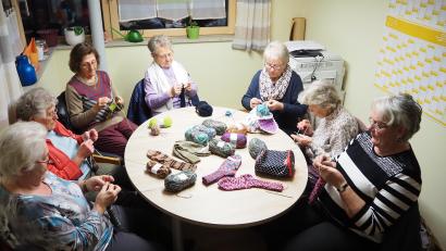 Bild: bl
Jeden Donnerstag um 16 Uhr treffen sich die fleißigen Strickerinnen im Pfarrbüro. Daheim wird die Produktion für den guten Zweck dann das ganze Jahr über fortgesetzt. Nur in den Schulferien ist Pause.