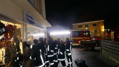 Bild: mor
Vorweihnachtlicher Einsatz für die Feuerwehr beim "Dichtmachen" des eingeschlagenen Schaufensters.