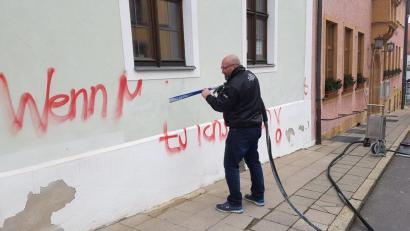 Bild: exb
Jürgen Götz rückt den Buchstaben mit seiner Spezialmaschine zu Leibe.