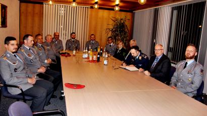 Bild: ds
Major Matthias Thiele (Dritter von links) trägt sich zusammen mit der Abordnung seiner Kompanie, mit den Schützenmeistern Dietmar Beyer und Claudia Schaupp (Vierter und Fünfte von links) und den Vorsitzenden der Reservistenkameradschaft Holnstein und Umgebung, Werner Übelacker und Hermann Förster (Fünfter und Vierter von links), in das Gästebuch der Gemeinde Neukirchen ein.