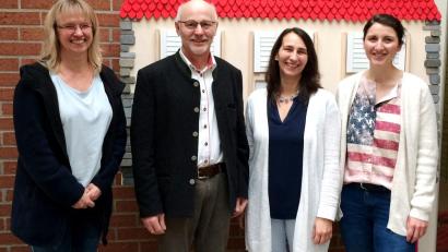 Bild:  Silvia Englisch
Franz Plattner, der Verkaufsleiter von Innstolz Frischdienst, bei der Spendenübergabe im Heilpädagogischen Zentrum mit (von links): Michaela Winklmeier, Verwaltungsleitung, Irmgard Schaller-Fromm, Hauswirtschaftsleitung, und Theresa Ehbauer, Pressereferentin.