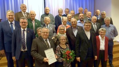 Bild: gac
Landrat Richard Reisinger (links), Bürgermeister Michael Göth (Zhweiter von links), Dekan Karlhermann Schötz (1. Reihe, Zweiter von rechts) und Ehrenvorsitzender Andreas Weber (1. Reihe links) gratulierten allen Jubilaren.