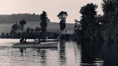 Repro: wro
Das alte Bild zeigt die öffentliche Badeanstalt „Kornthaner Weiher“ mit den Kabinen. Vorne ist das 1935 angeschaffte Ruderboot zu sehen.