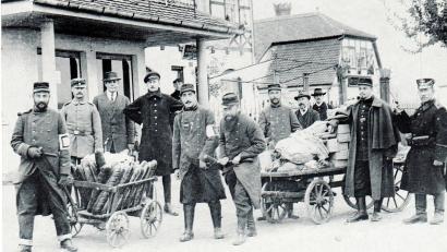 Bild: Repro: Heimatverein Grafenwöhr.
Gefangene Franzosen beim Abholen von Brot und Post in Grafenwöhr um 1915.