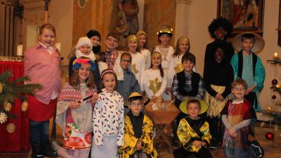 Bild: dob
Die 19 Kinder in der katholischen Stadtpfarrkirche sind in der ganzen Welt unterwegs, um von der Geburt des Jesuskinds zu berichten.