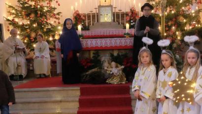 Bild: ohr
Integriertes Krippenspiel zur Kindermette in der St.-Barbara-Kirche Stulln mit Pfarrer Heinrich Rosner als Zelebrant. Die Engel verkünden die Frohbotschaft und die Hirten kommen zur Krippe.