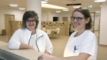Bild: Petra Hartl
Beate Spickenreuther, Pflege-Stationsleiterin, und Ärztliche Leiterin Dr. Stephanie Kuchlbauer freuen sich die neue großzügig gestaltete und helle Station.