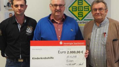 Bild: gz
Die Firmeninhaber Fabian und Ludwig Bauriedl übergeben Herbert Putzer von der Krebshilfe eine Scheck über 2000 Euro.