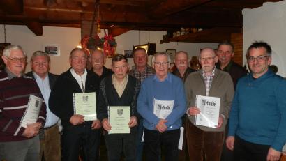Bild: fsc
Langjährige Sänger und Mitglieder stehen in der letzten Singstunde des Jahres beim MGV Neualbenreuth im Mittelpunkt. Im Bild (von links) Arnold Scharnagl, Chorleiter Franz Danhauser, Ferdinand Scharnagl, Prof. Wolfgang Grunewald, Siegfried Stähli, Rudolf Sporrer, Franz Becker, Hannes Thümmel, Friedrich Scharnagl, MGV-Vorsitzender Ferdinand Köstler und Sängergruppen-Vorsitzender Stefan Werner.