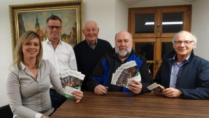 Bild: u
Das Organisationsteam von „Kummt’s eina“ (von links): Tourismusbeauftragte Monika Reindl, Bürgermeister Hermann Falk, Altbürgermeister Hans Drexler, Werner Stein, Kreisvorsitzender des Nordbayerischen Musikbunds, und Gewerbeverbandsvorsitzender Alfred Härtl.
