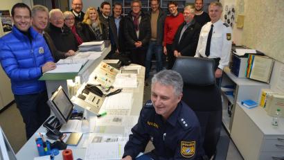 Bild: dob
Der stellvertretende Leiter der Polizeiinspektion Vohenstrauß, Hauptkommissar Thomas Meiler (rechts), empfängt die CSU-Delegation. Hauptkommissar Christian Stöckl (vorne) ließ sich nicht bei seiner Arbeit stören.